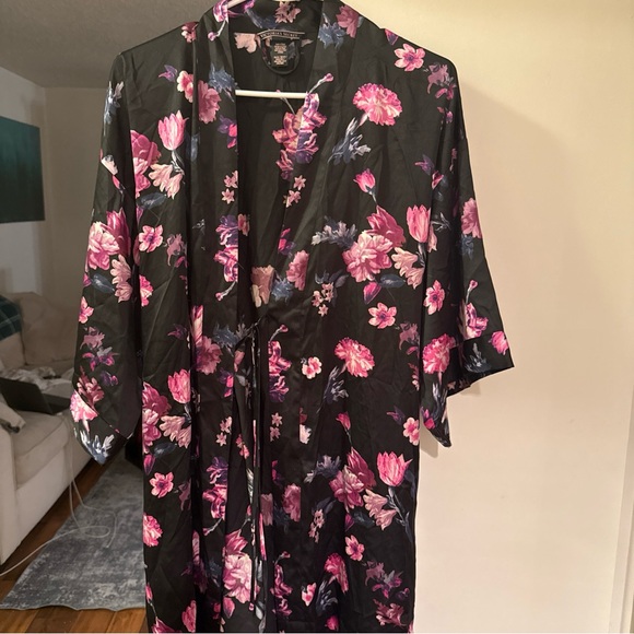 Valentines Victoria’s Secret silk feminine dainty robe - Picture 2 of 4